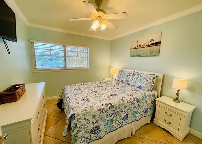 Apartment Indian Shores Condo, Sleeps 4, Steps To Clearwater Beach