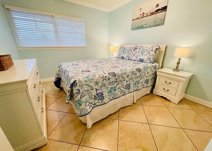 Apartment Indian Shores Condo, Sleeps 4, Steps To Clearwater Beach