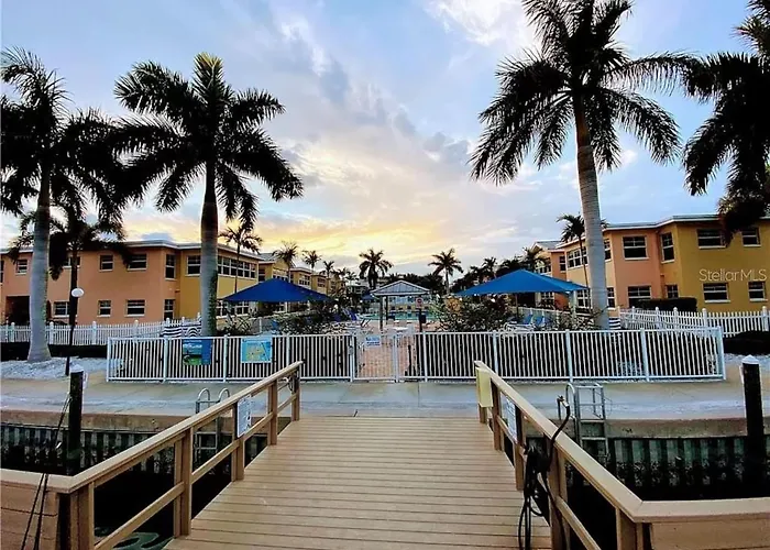 Apartment Indian Shores Condo, Sleeps 4, Steps To