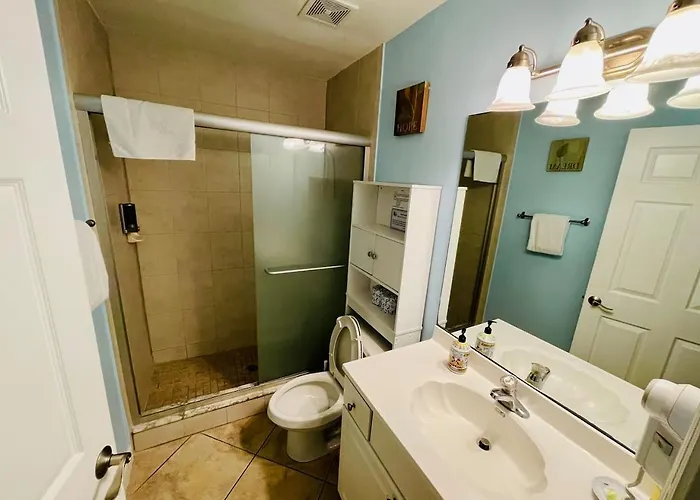 Indian Shores Condo, Sleeps 4, Steps To * Clearwater Beach